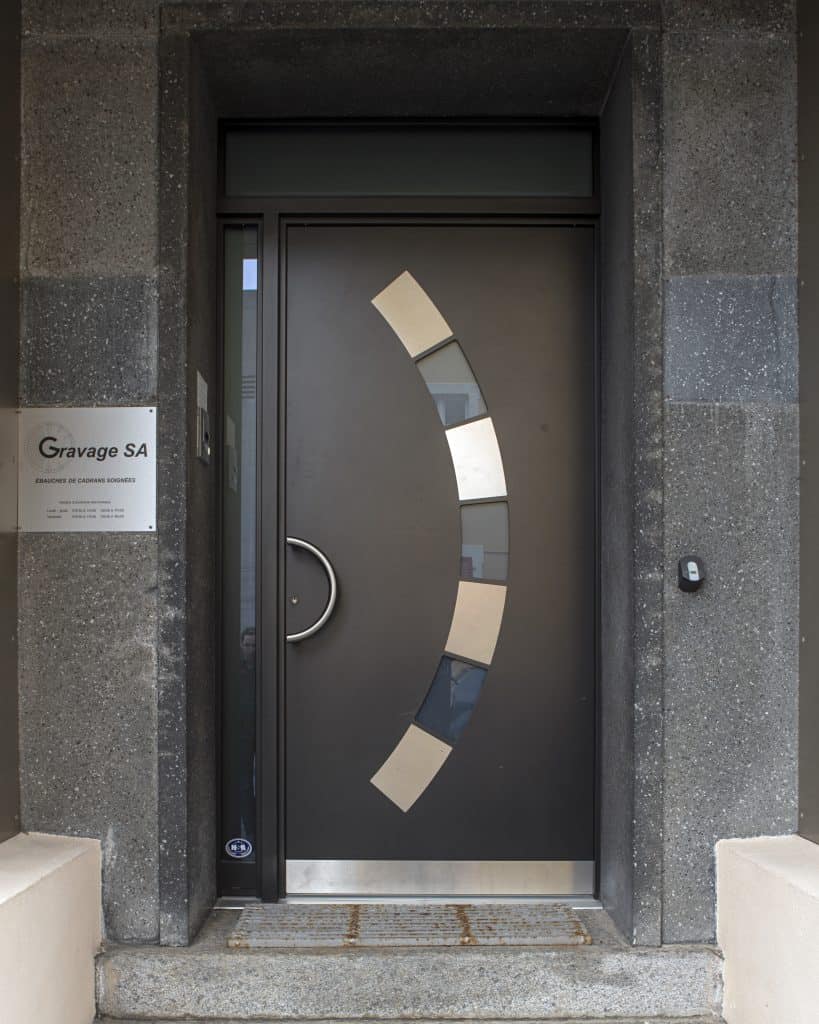 Contact Gravage SA : entrée du bâtiment, rue de la Serre 134 à La Chaux-de-Fonds